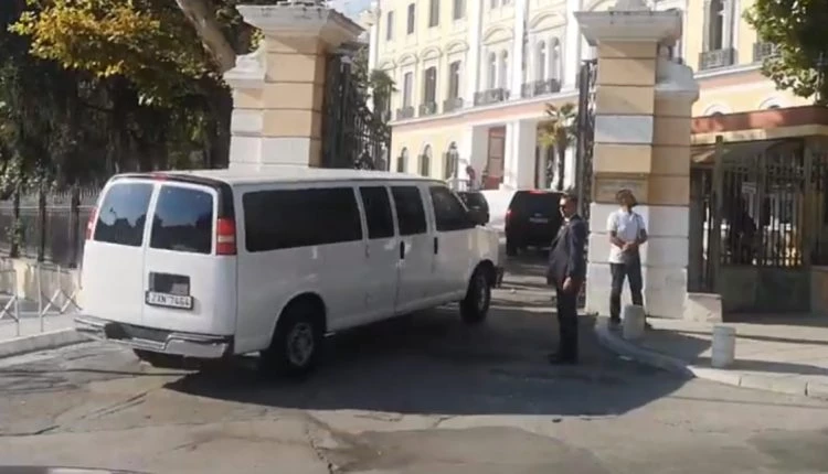Με… κονβόι πολυτελών αυτοκινήτων ο Αμερικανός υπουργός στη Θεσσαλονίκη (βίντεο)